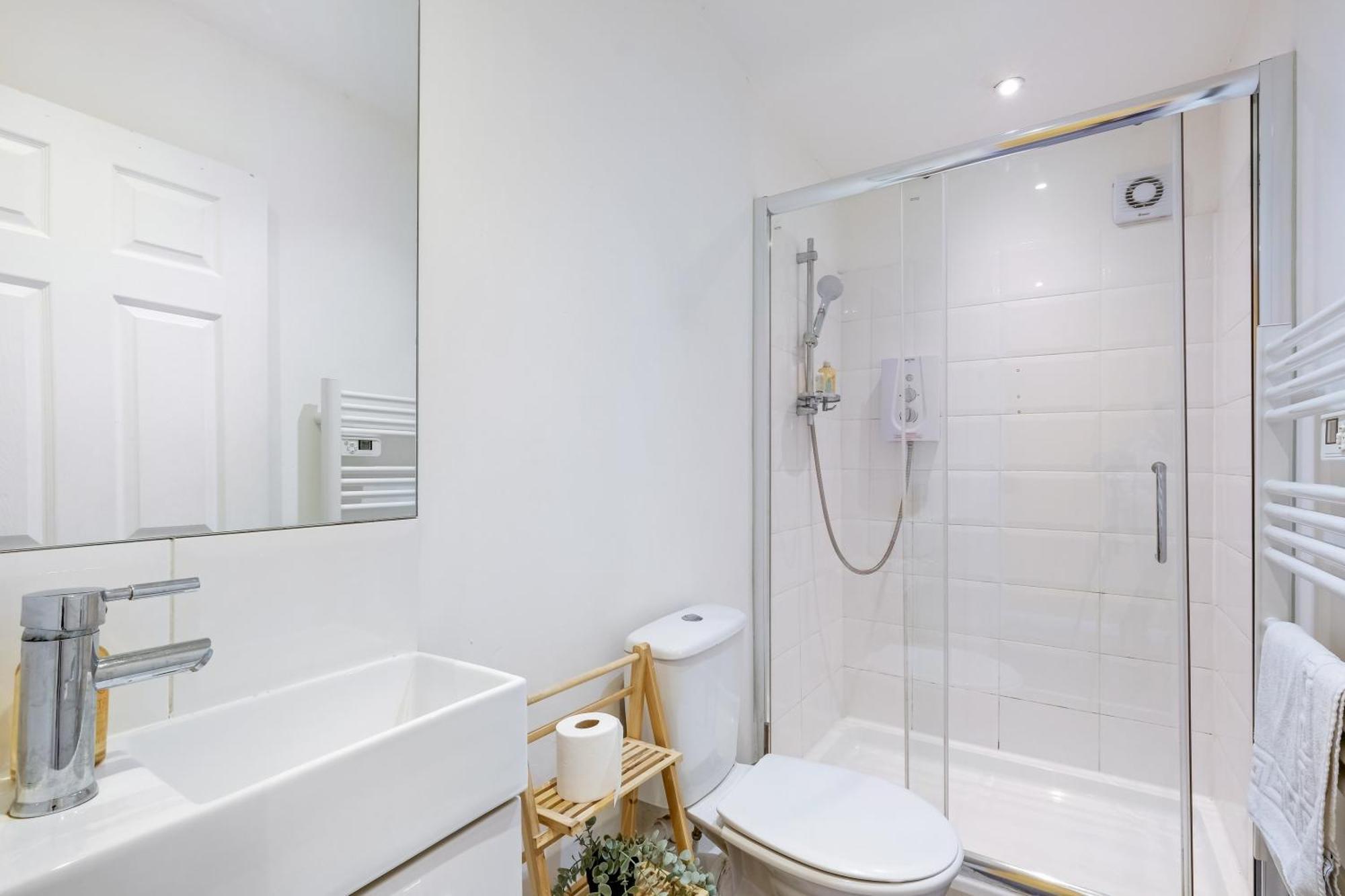 Kings House Apartment Hayes, West London Apt A Northolt  المظهر الخارجي الصورة