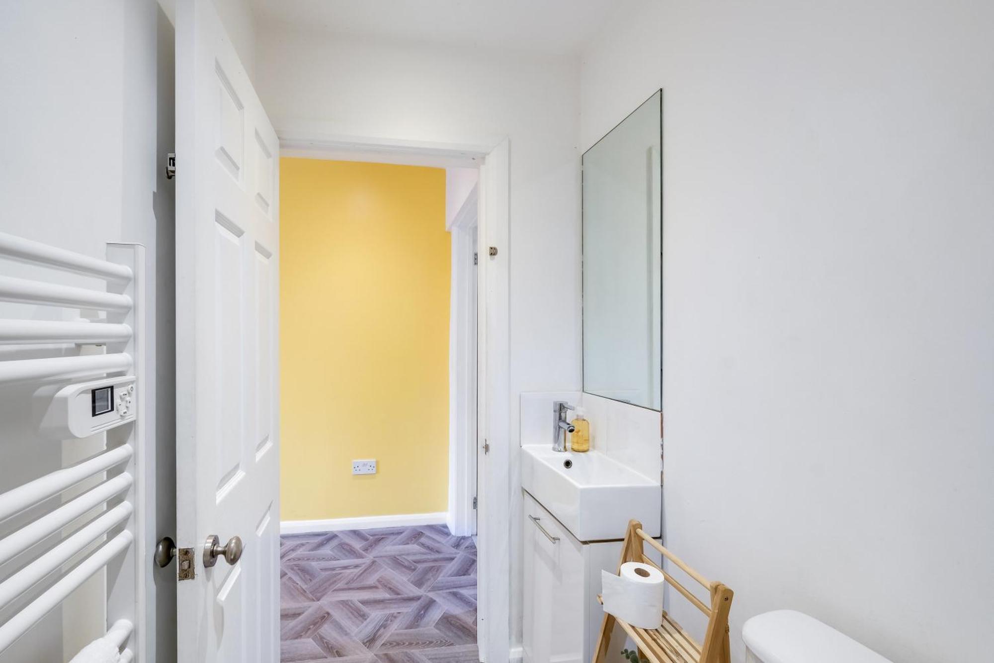 Kings House Apartment Hayes, West London Apt A Northolt  المظهر الخارجي الصورة